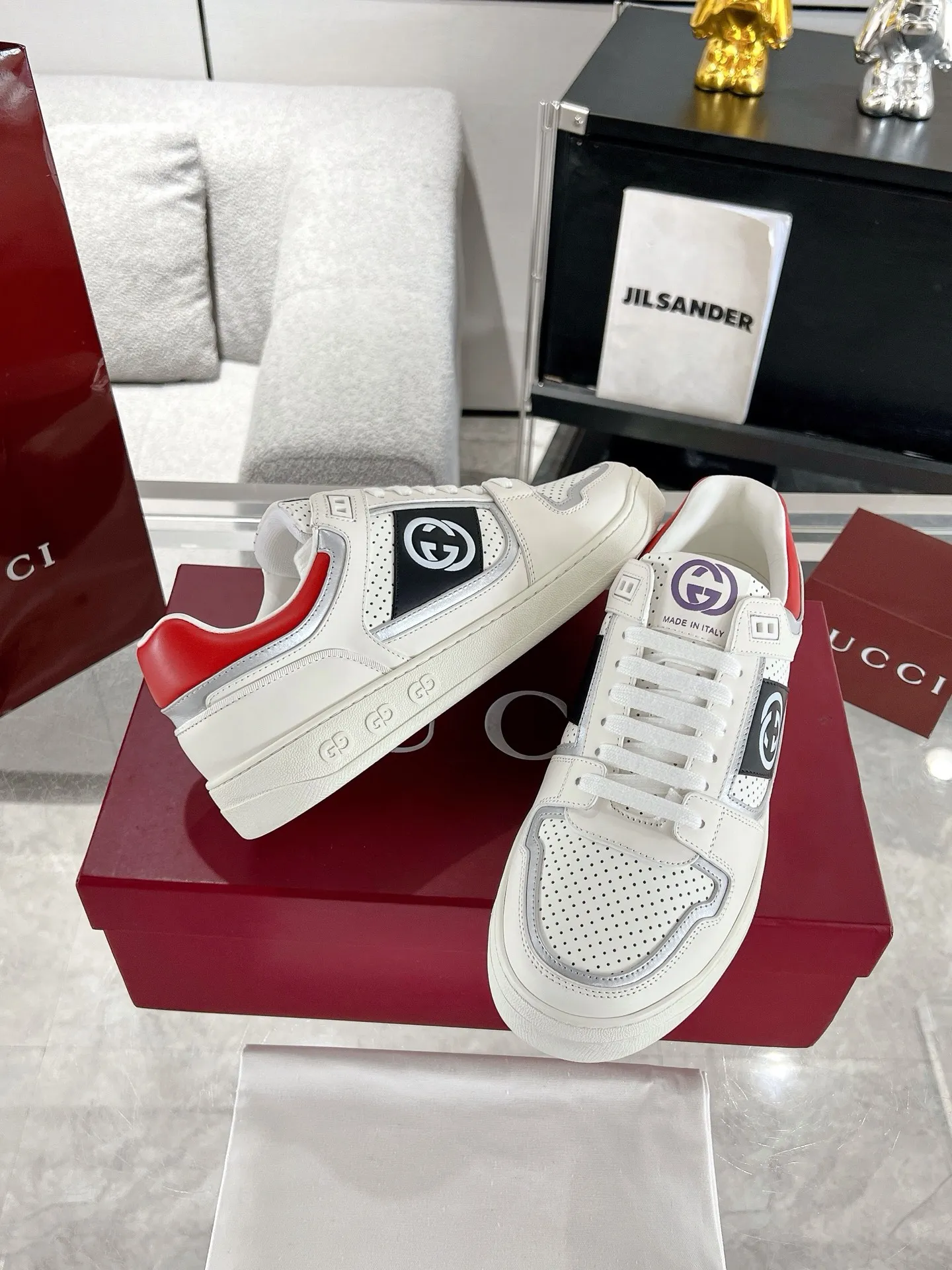 👟👟Ex-factory price 700👟👟 The latest casual sneakers for couples in white shoes❗️❗️ Original purchase, development and production. The sneakers are inspired by the classic sneakers of the 1970s, and the name is taken from the defensive movements in sports. This accessory is crafted from white leather, with an interlocking Double G stripe webbing embellished on the side, and the Gucci retro logo embellished on the shoe body. Original imported first-layer cowhide. Original custom-made soft sheepskin lining. Original open-molded TPU outsole. Bottom thickness: 2.5CM. Size: 35-44 (45 is custom-made and cannot be returned or exchanged)